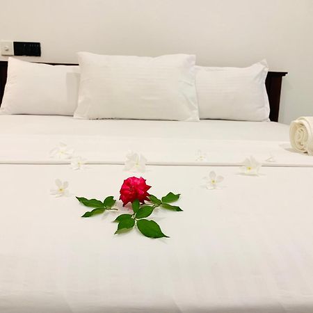 Kavin Beach Hotel Hikkaduwa Buitenkant foto